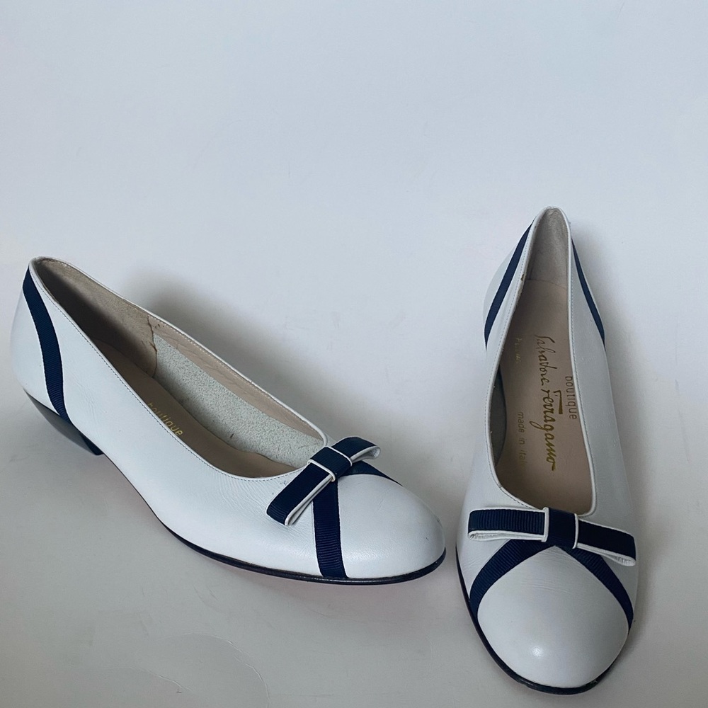 Salvatore Ferragamo White Navy Bow Flats Size 6 Balletcore Made in Italy Spring